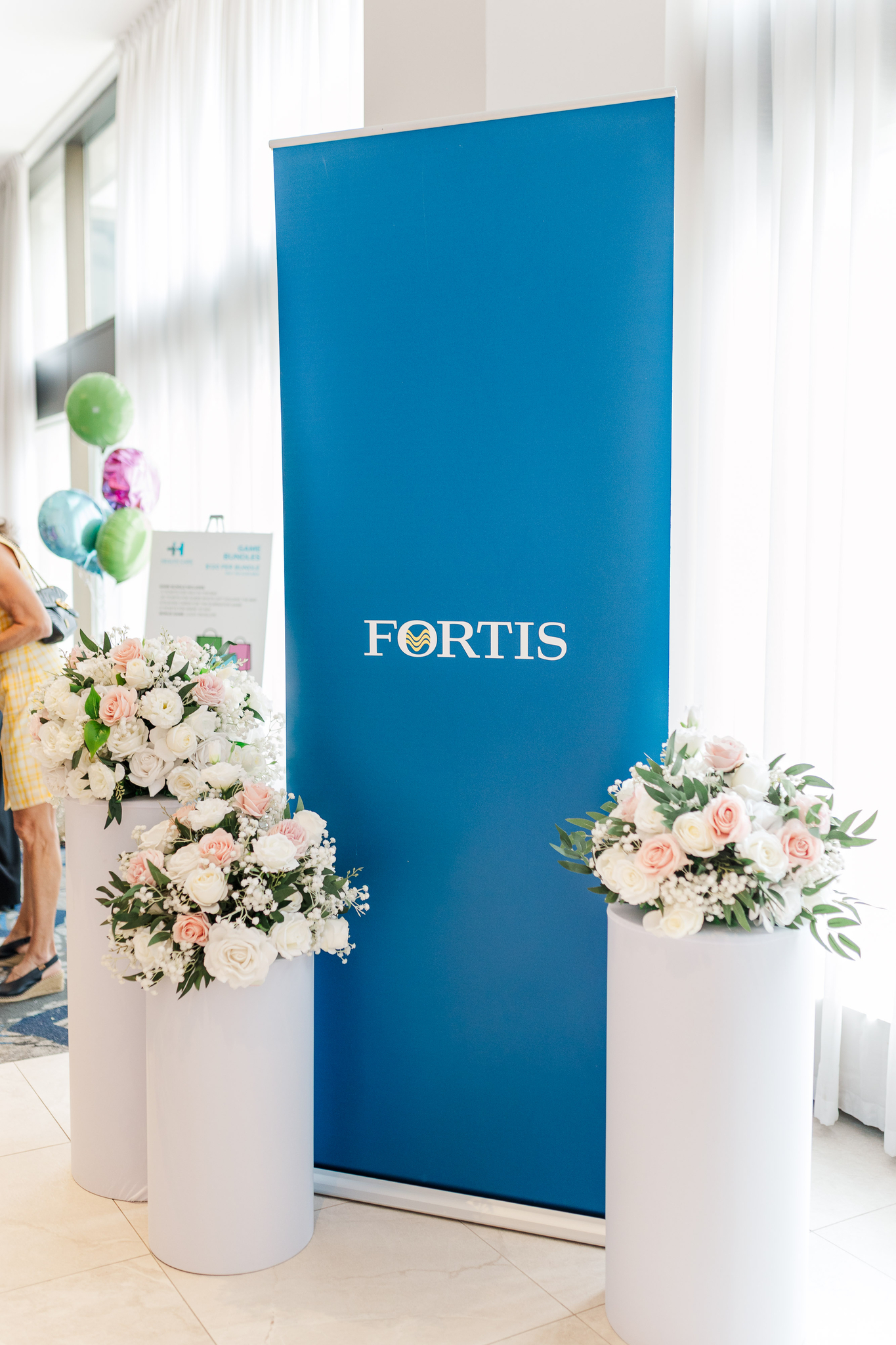 Event banner and floral arrangements at Brunch with the Bags